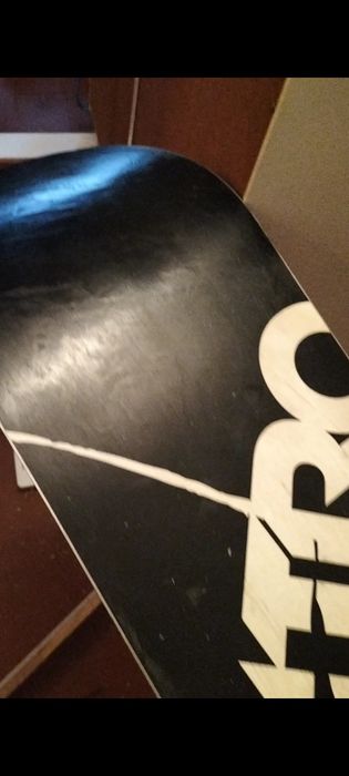 Enceramento e afiamento de snowboards e skis