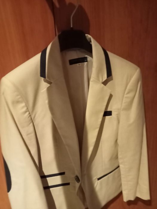Blazer bege, laço e camisa branca
