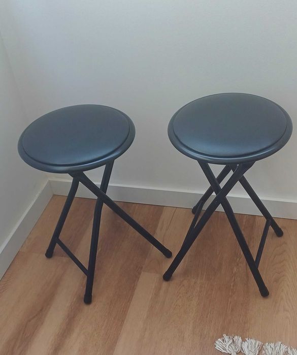 2 bancos dobraveis pretos redondos