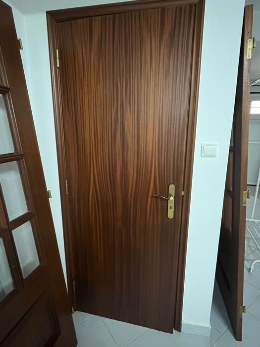 Duas portas portas em bom estado a um preço muito acessível