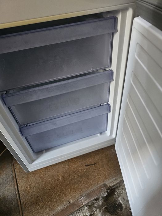 Lodówka Beko srebna
