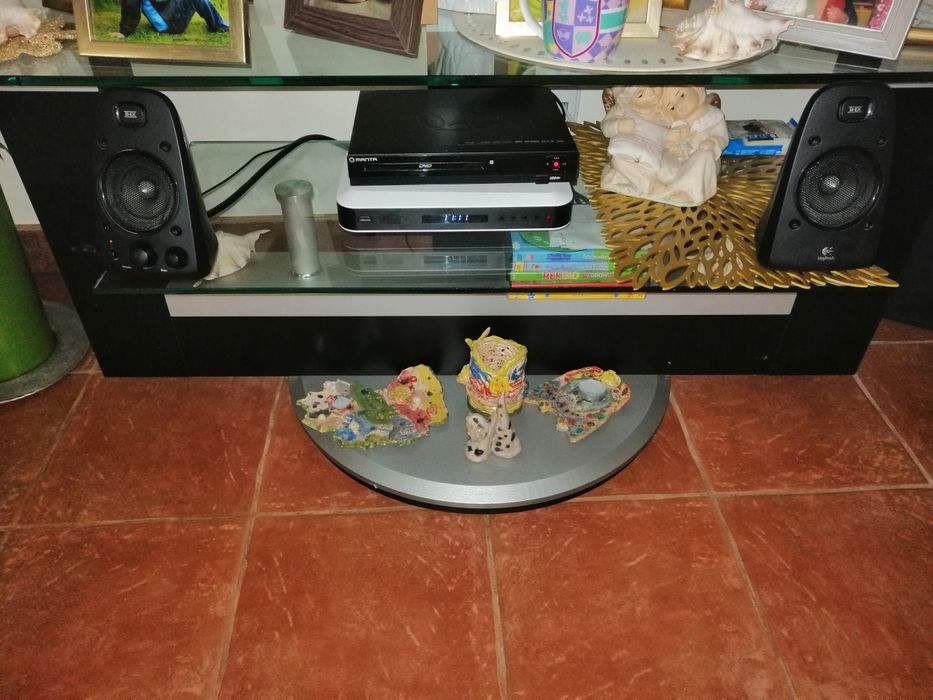 Szklana nowoczesna obrotowa szafka pod tv