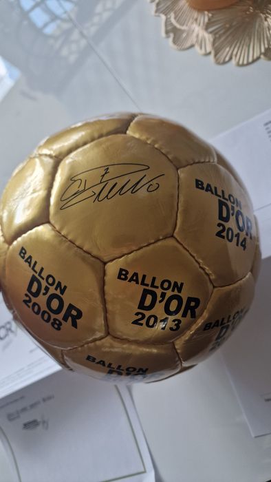 Złota piłka ronaldo z podpisem