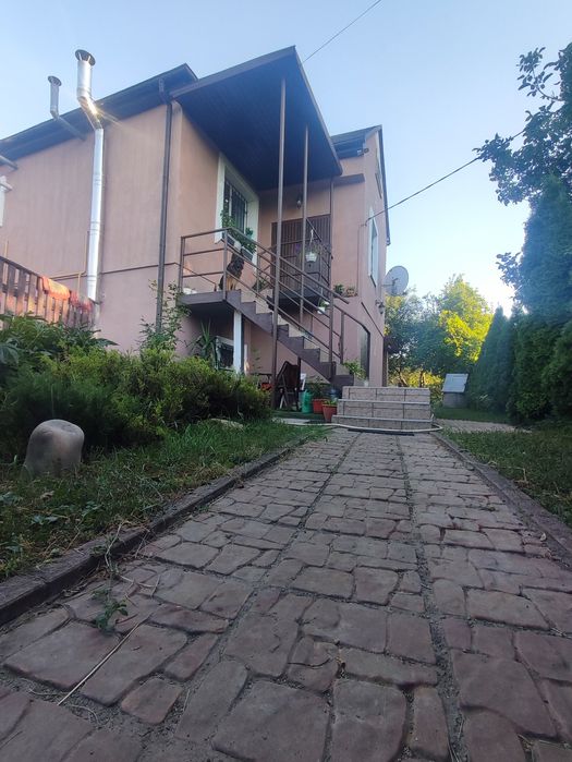 Продаж будинку 196 кв.м. (25 соток, гараж)