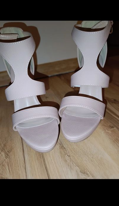 Sandałki na obcasie