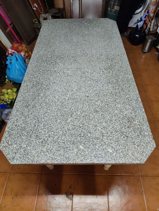 Mesa de jantar em granito