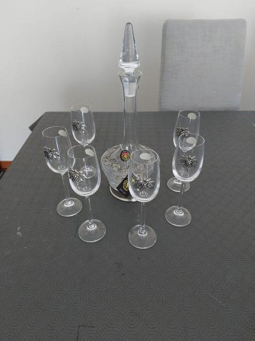 Conjunto de garrafa e 6 copos com inscrição em estanho