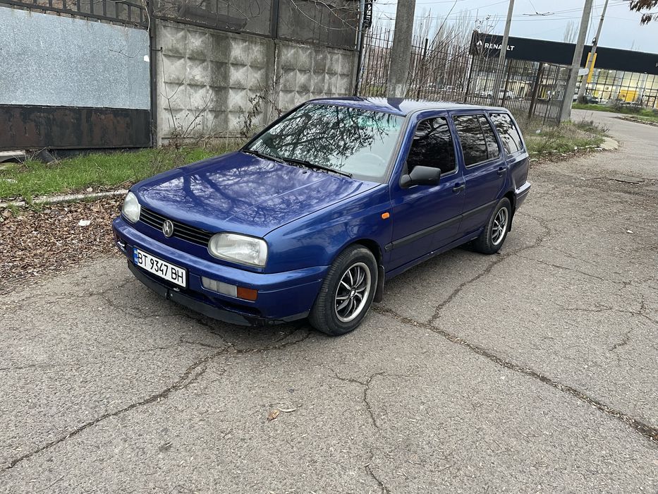 Двигун працює рівно,ходова гарна. Мʼяко їде та впевнено . По коробці та щепленню питань немає. Великий багажник. Машина в стані сів- і погнав .