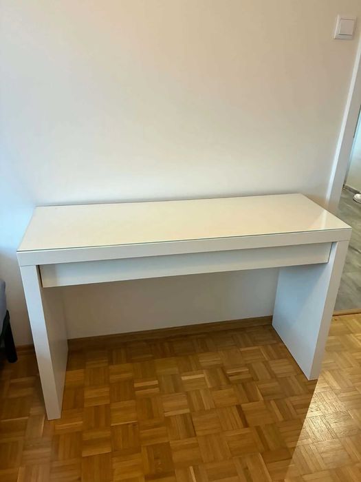Toaletka z lustrem wizażowym