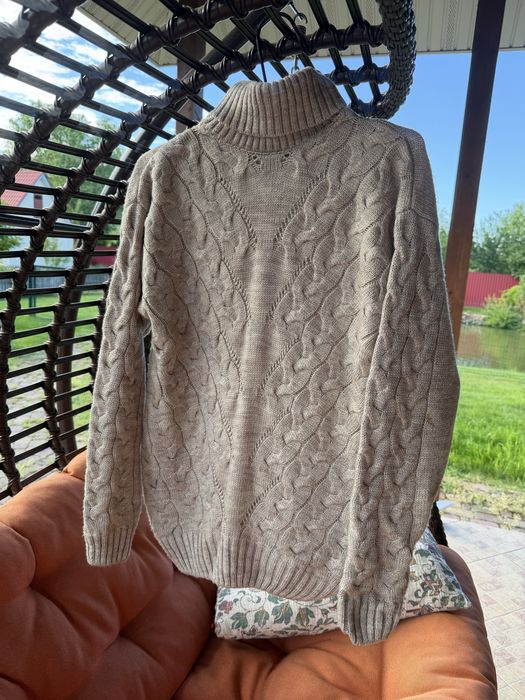 Светр зимовий. Приємний. Одягнений декілька разів.