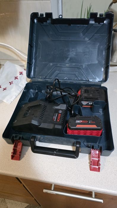 Оригінальний комплект Bosch Professional 18V: 2 акумулятори 4.0Ah, зарядне, кейс