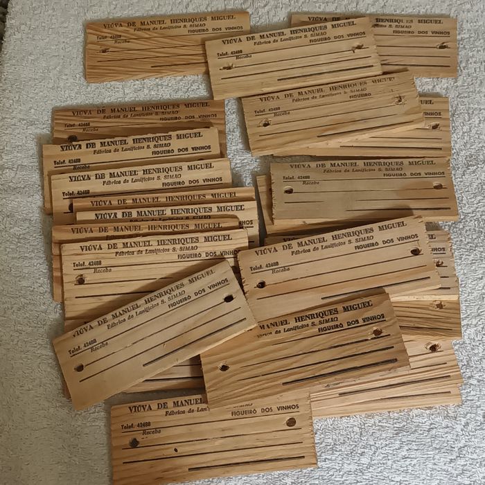 Antigas etiquetas de madeira de fábrica de lanifícios