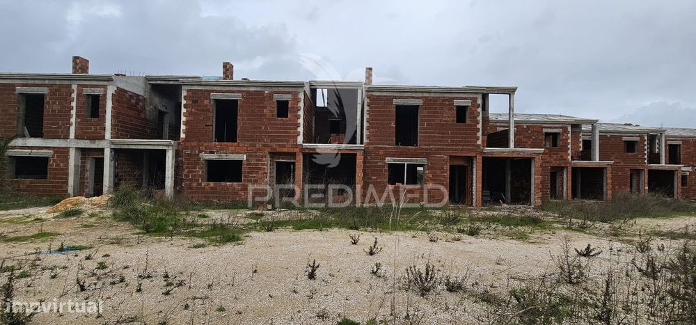 Terreno urbano com 6 moradias em construção