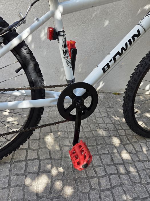 Decathlon/B-Twin/ Rockrider 300 roda 24
roda 24
6 velocidades ( atras)
campaínha e luzes incluidas

Tudo nas melhores condições e pronta a usar, idea
