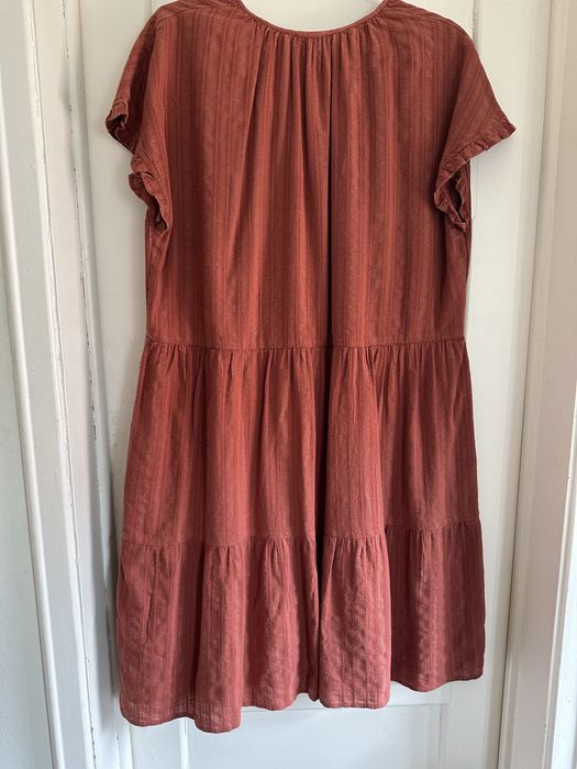 Vestido Anne Weyburn, cor de tijolo, 44, folhos na saia, forro
