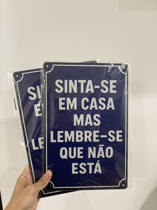 Placa de metal decorativa