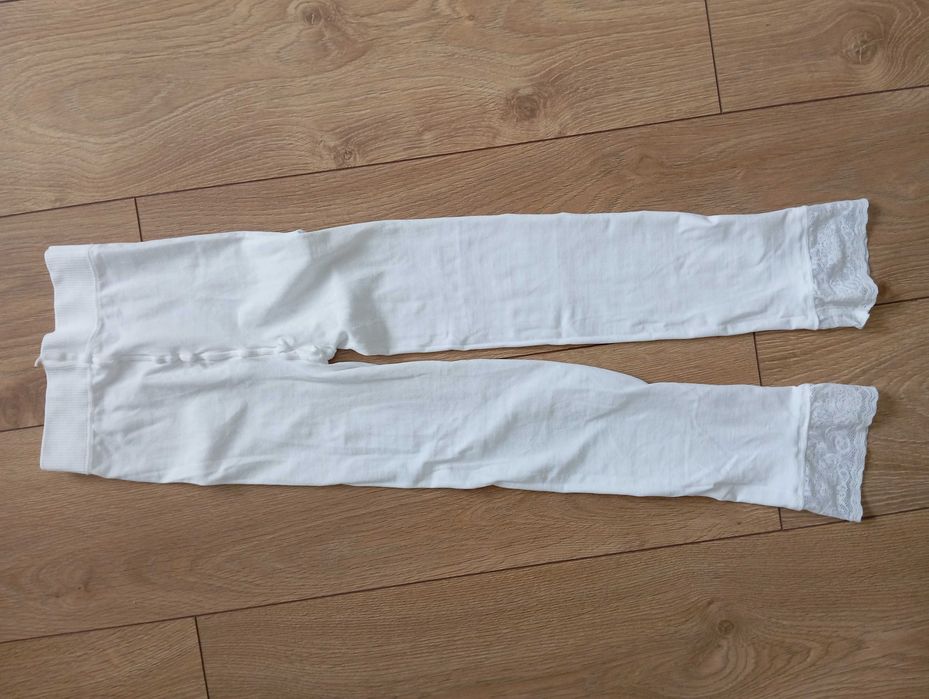 Białe legginsy z koronką