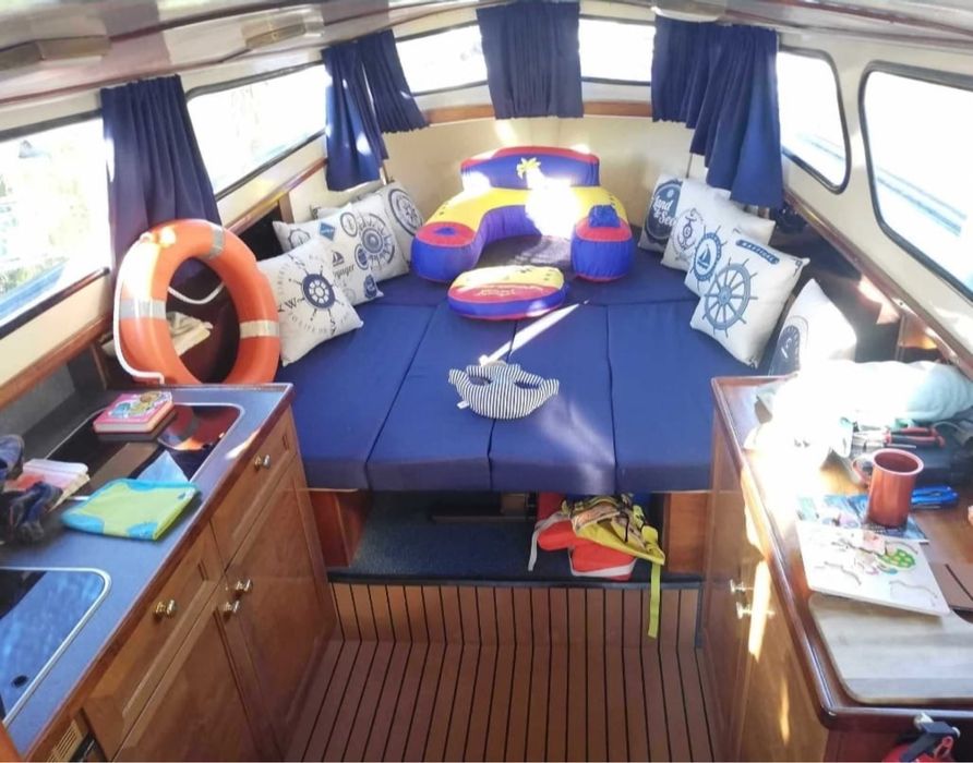 Barco de recreio com capacidade de 10 passageiros e com casco em aço naval e motor 180 D, gasoleo, 8,5 m, de 1985