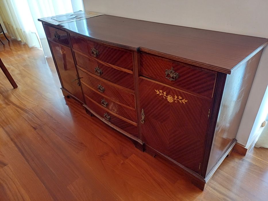 Variedade de móveis trabalhados em madeira maciça para venda