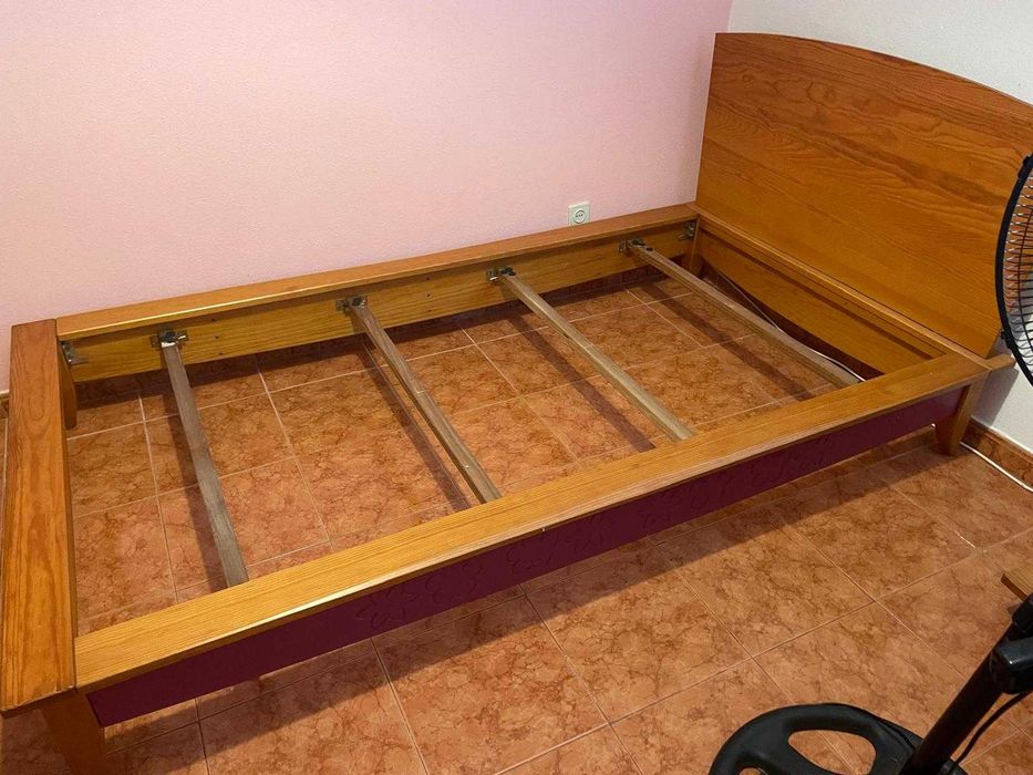 MOBÍLIA DE QUARTO  (Cómoda, mesa cabeceira, guarda fato e cama)