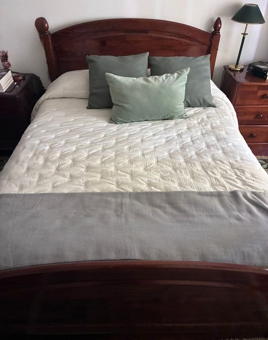 Cama de Casal e Mesas de Cabeceira