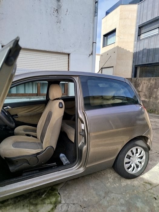 Lancia Ypslon cor cinza