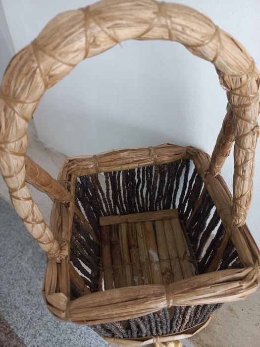 Cesto de palhinha e ráfia,  multifuncional. Em bom estado.