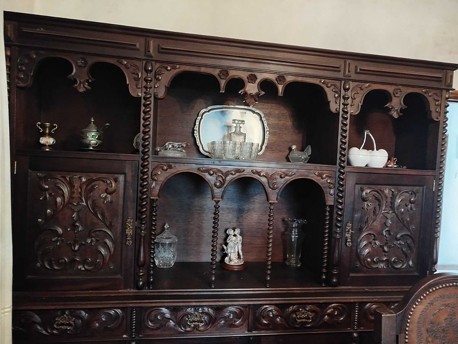 Móvel de sala, com talha