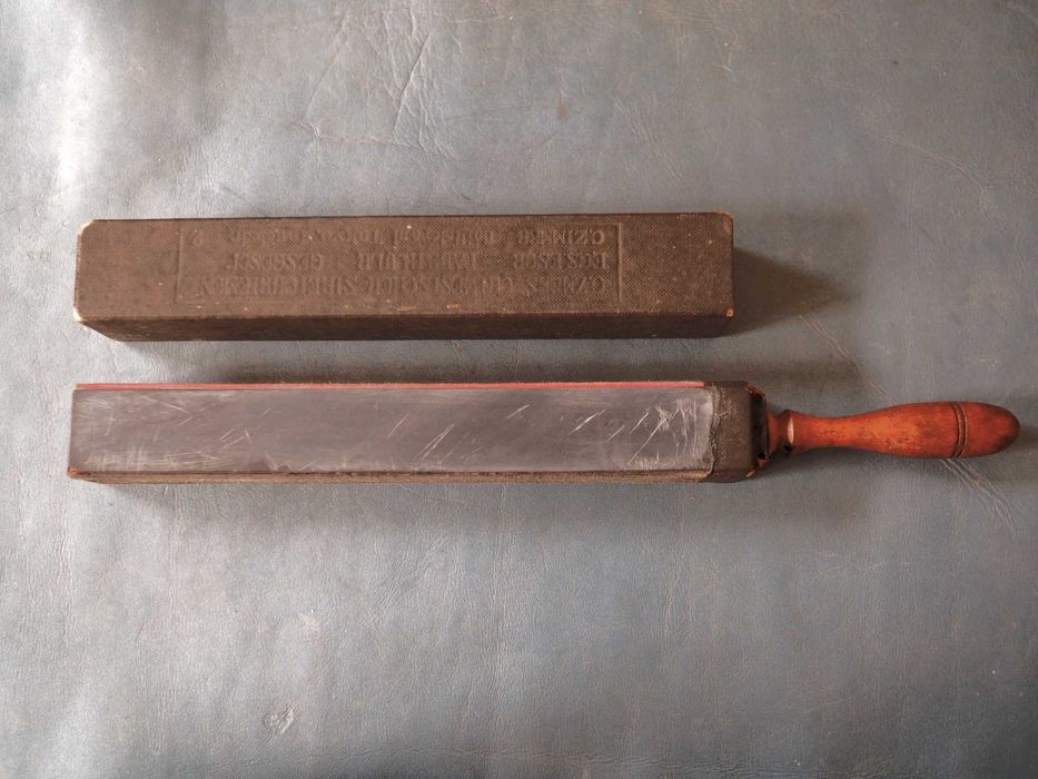 Устройство для правки бритв с тюрингийцем.