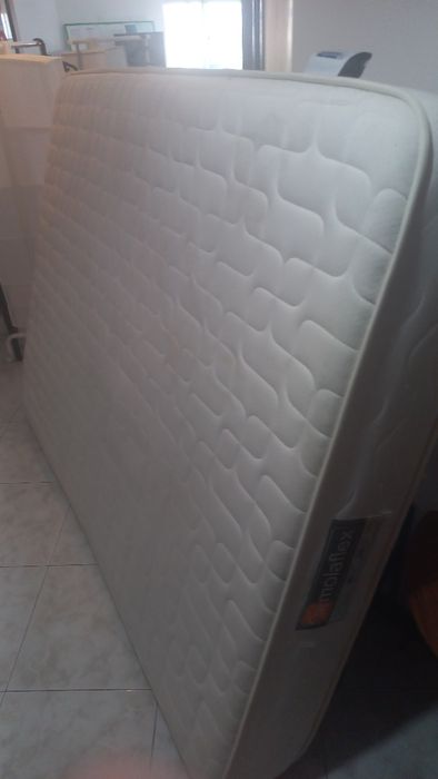 Cama de casal em madeira