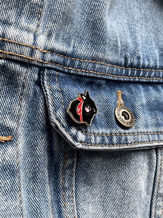 Pin broszka przypinka czarny królik