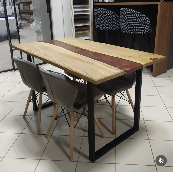 Стіл з натурального дуба і епоксидної смоли