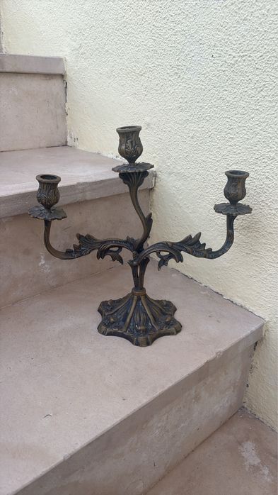 Candelabro de Mesa Vintage – 3 Braços – Metal Trabalhado