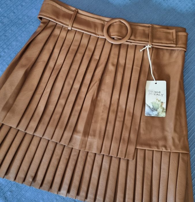 Saia castanha, toda às pregas. Com cinto e fecho atrás. L