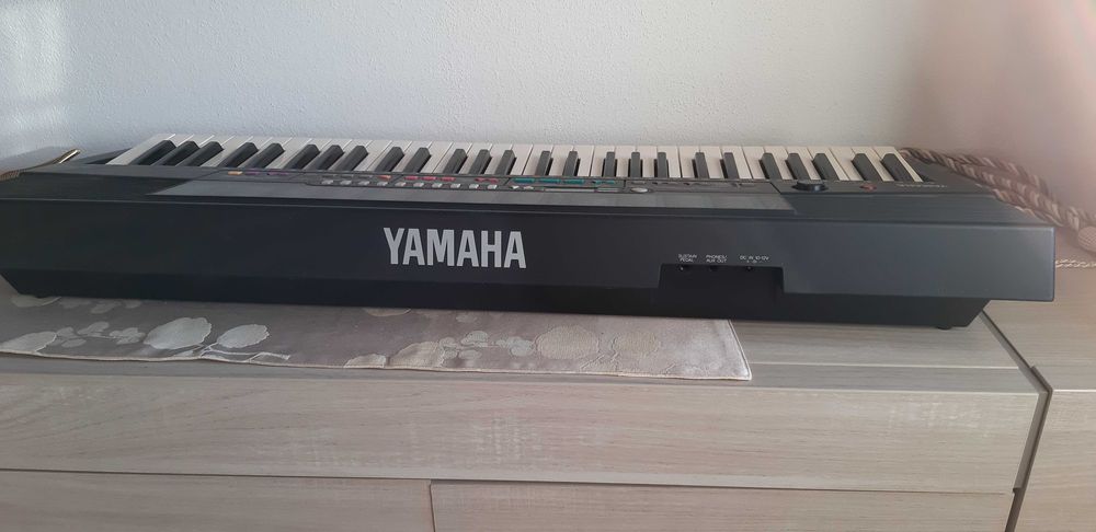 Teclado musical Yamaha PSR Serie - 215