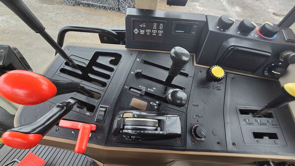 Свіжопривезений трактор Джон дір