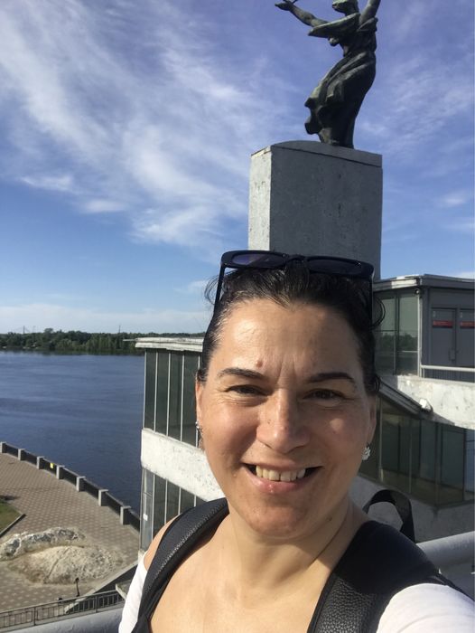 Можу доглядати за за літніми людьми ,частково..