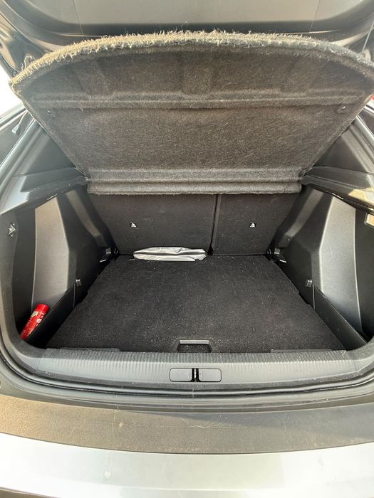 Vendo Peugeot 2008 Allure 1.2 PureTech 100cv, matriculado em junho de 2022, com 140.000 km.