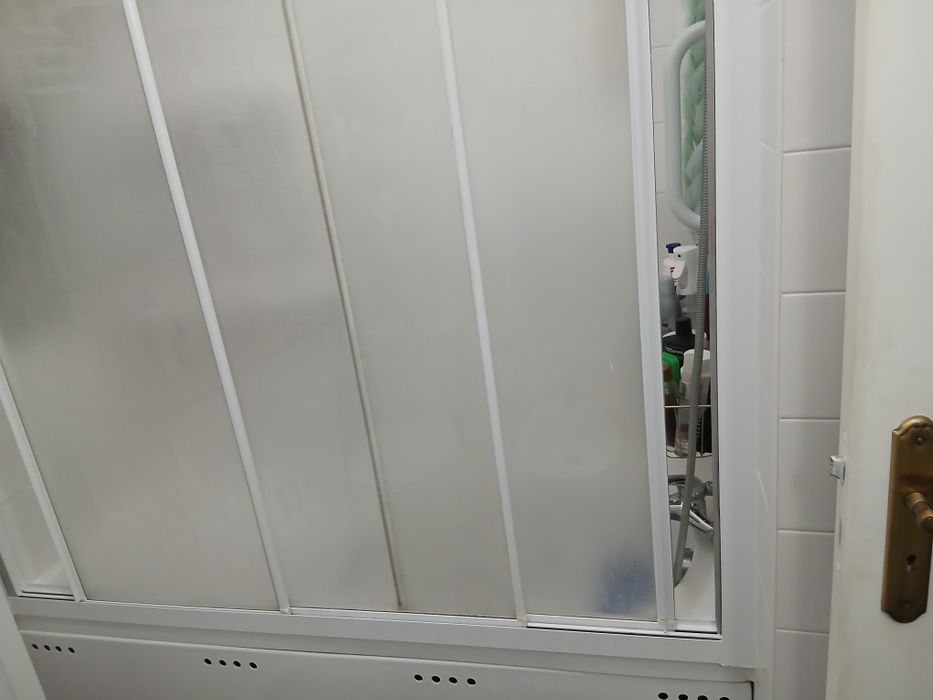 Banheira com hidromassagem + abrigo .