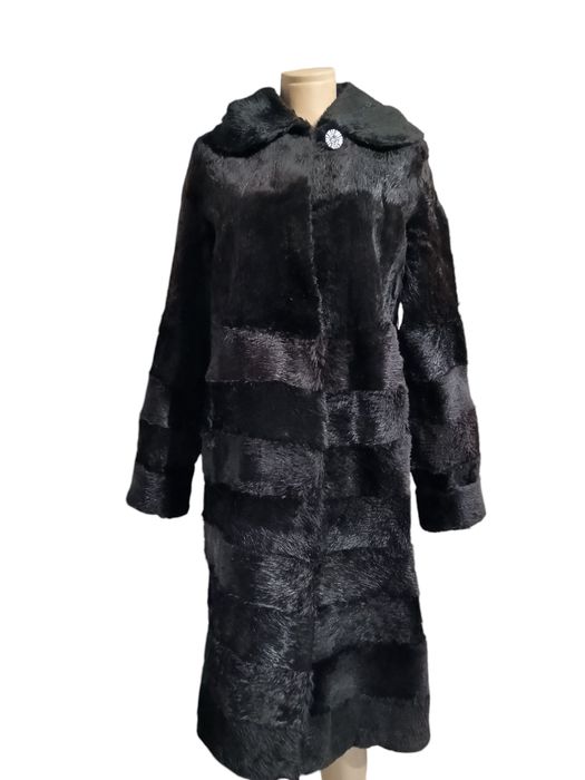 Шуба норкова чорного кольору з капюшоном