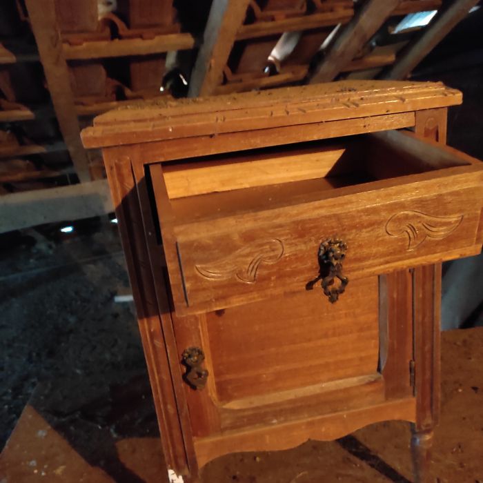 Mesinhas de cabeceira antigas para recuperar