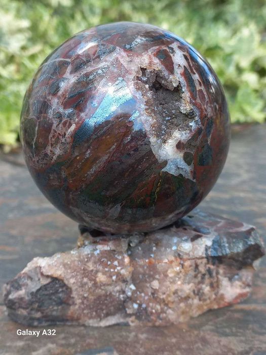 Джеспелітова  брекчія  з  кварцевою жеодою