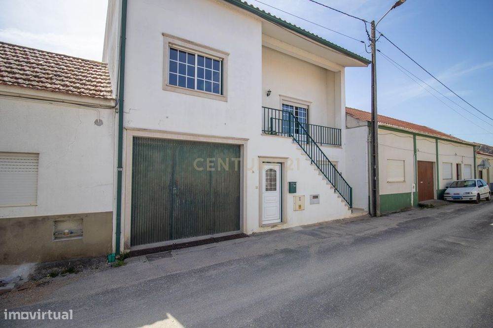 Moradia T2 com sótão, localizada no centro da Vila do Paião