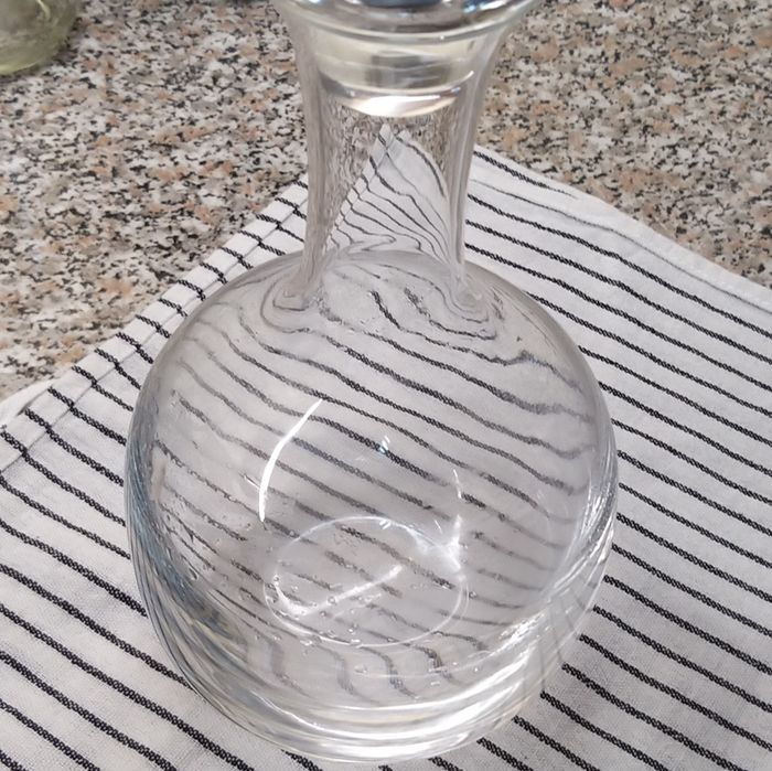 Garrafa de cristal, com tampa.