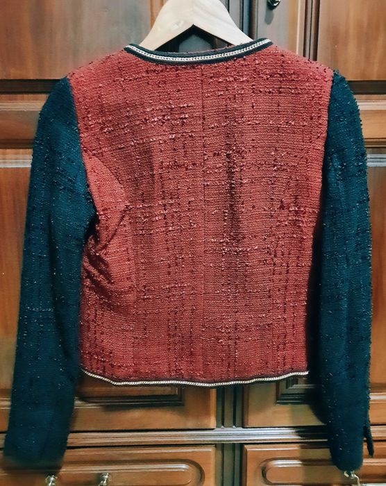 Casaco vermelho e preto