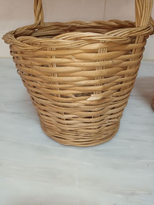 Cestos de verga feitos e trabalhados  à mão