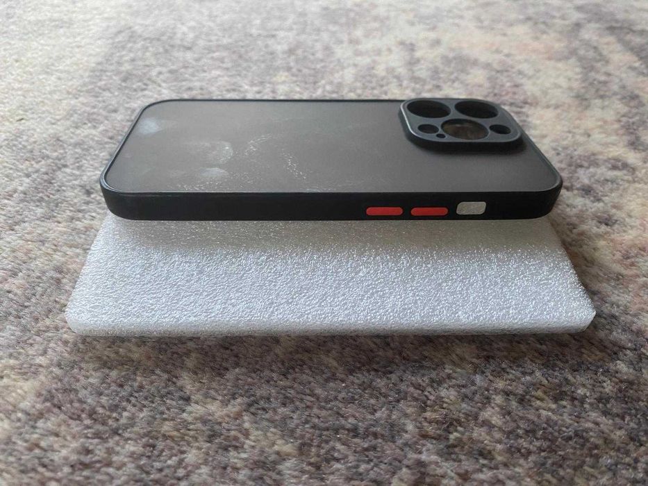 Nowe etui IPhone 14 czarno-czerwone