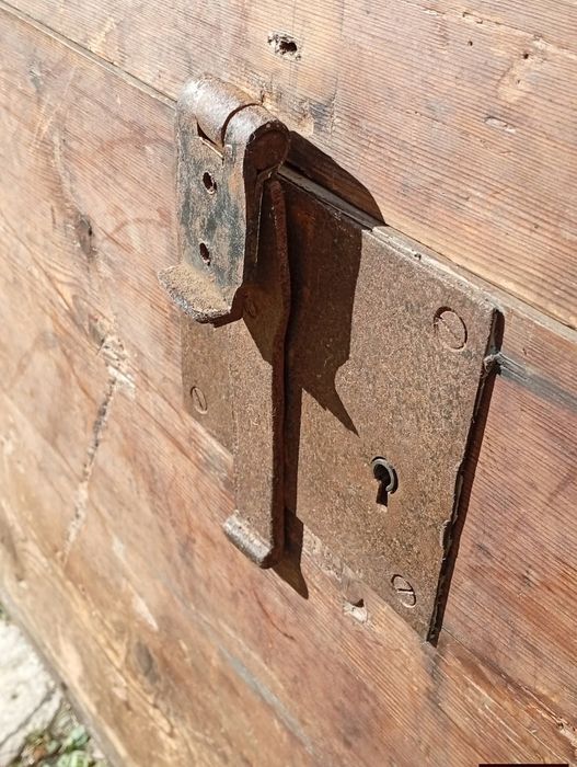 Baú antigo em madeira