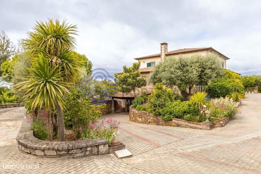 Moradia de Prestígio com Piscina, 392 m2, Jardim e Terreno de 2.500 m2