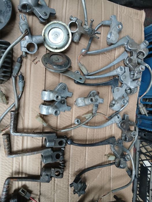 Сузукі Летс 2-  запчастини двигуна ,пластик